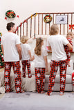 Familj matchande julpyjamas med röd pläd