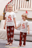 Familj matchande julpyjamas med röd pläd