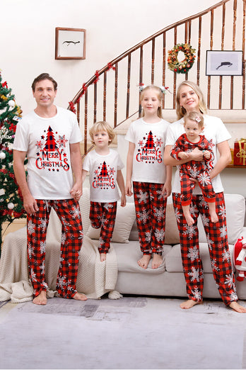 Familj matchande julpyjamas med röd pläd