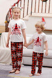 Familj matchande julpyjamas med röd pläd