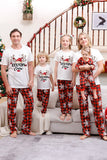 Familj matchande julpyjamas med röd pläd