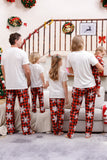 Familj matchande julpyjamas med röd pläd