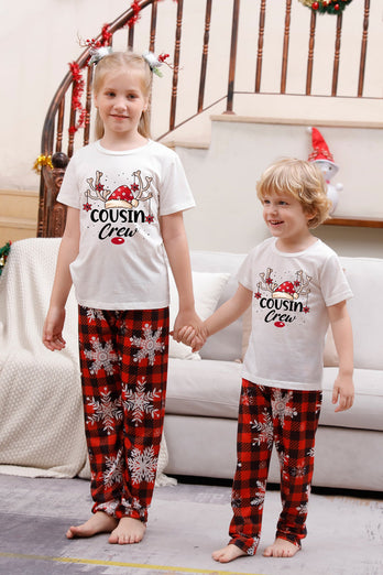 Familj matchande julpyjamas med röd pläd