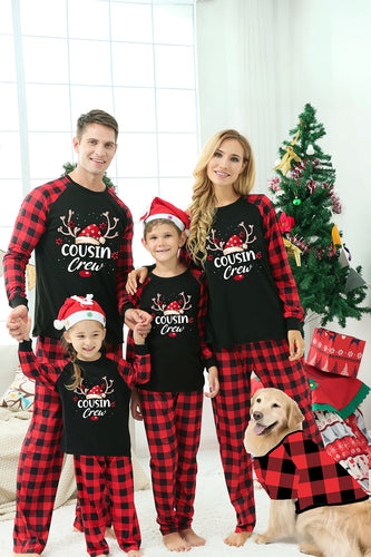 Tryck på familjens julpyjamas med röd pläd