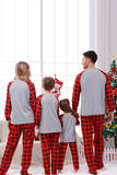 Tryck på familjens julpyjamas med röd pläd