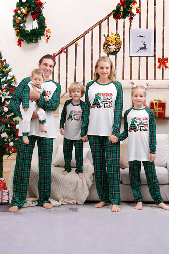 Grön familj som matchar julpyjamas med hund
