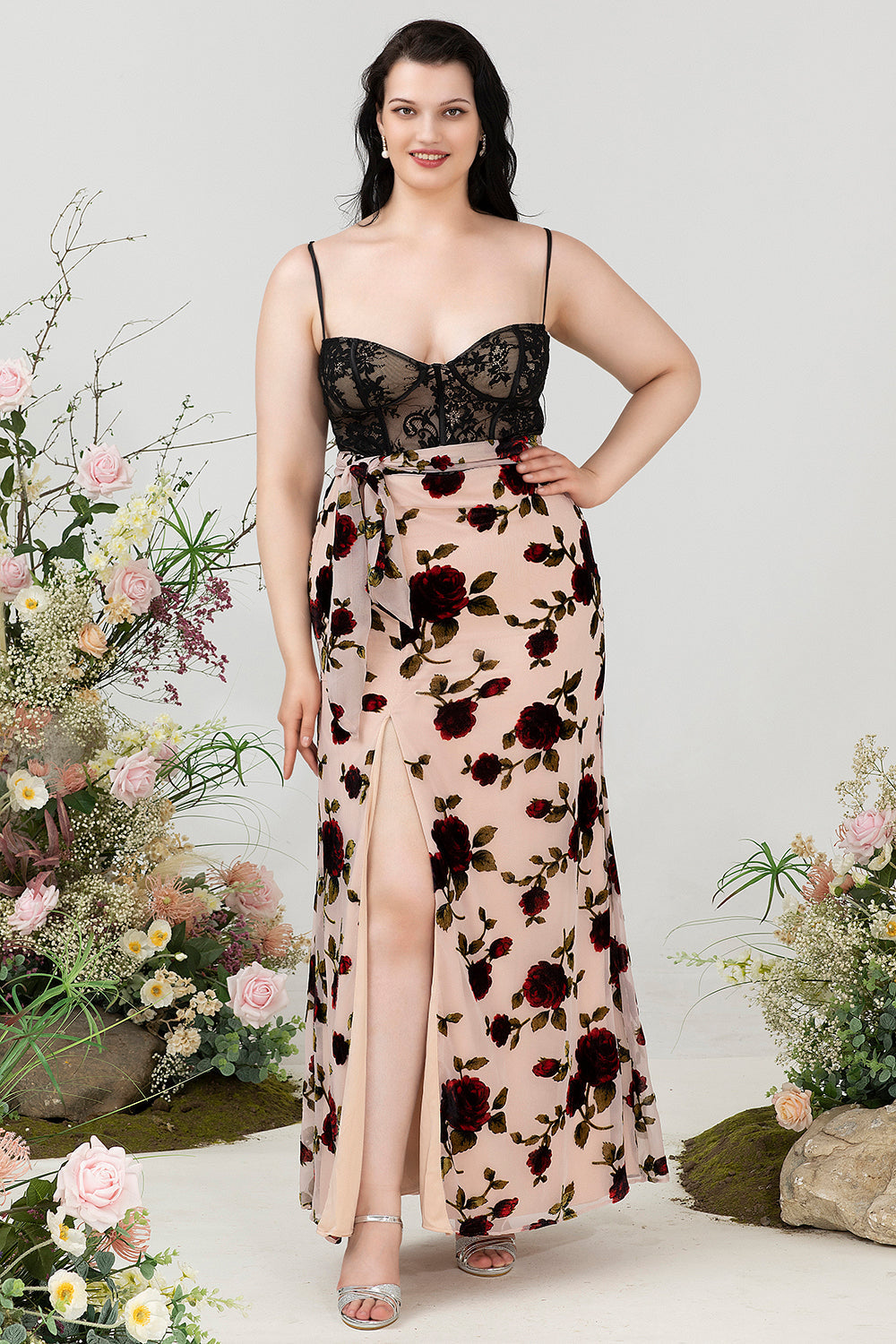 Mantel Spaghetti Remmar Svart Blommig Plus Size Bröllopsgästklänning med slits