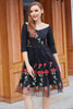 Load image into Gallery viewer, Svart V-hals vintageklänning med rosenbroderi