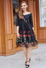Load image into Gallery viewer, Svart V-hals vintageklänning med rosenbroderi