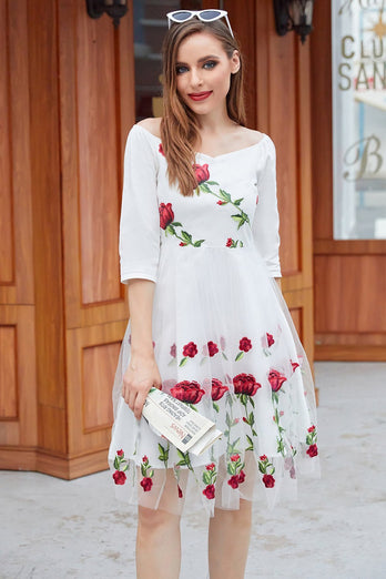 Vit V-hals vintageklänning med rosenbroderi