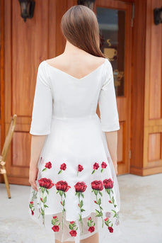 Vit V-hals vintageklänning med rosenbroderi