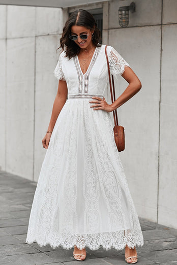 V-ringad lång vit spetsklänning