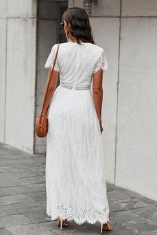 V-ringad lång vit spetsklänning