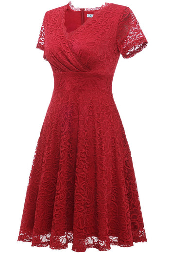 Röd V-ringad spetsklänning